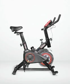 Venom Sports Hometrainer Fiets – Fitness Fiets – Professionele Indoor Cycle Met Lage Instap – Hometrainer Fitness – Hoge Stabiliteit – Spinningfiets – Cardio Bike – LCD Scherm – Verstelbaar – V-belt Aandrijving – Tot 175cm En 150kg – Zwart/Rood -Fit Gear Verkoop 1007x1200