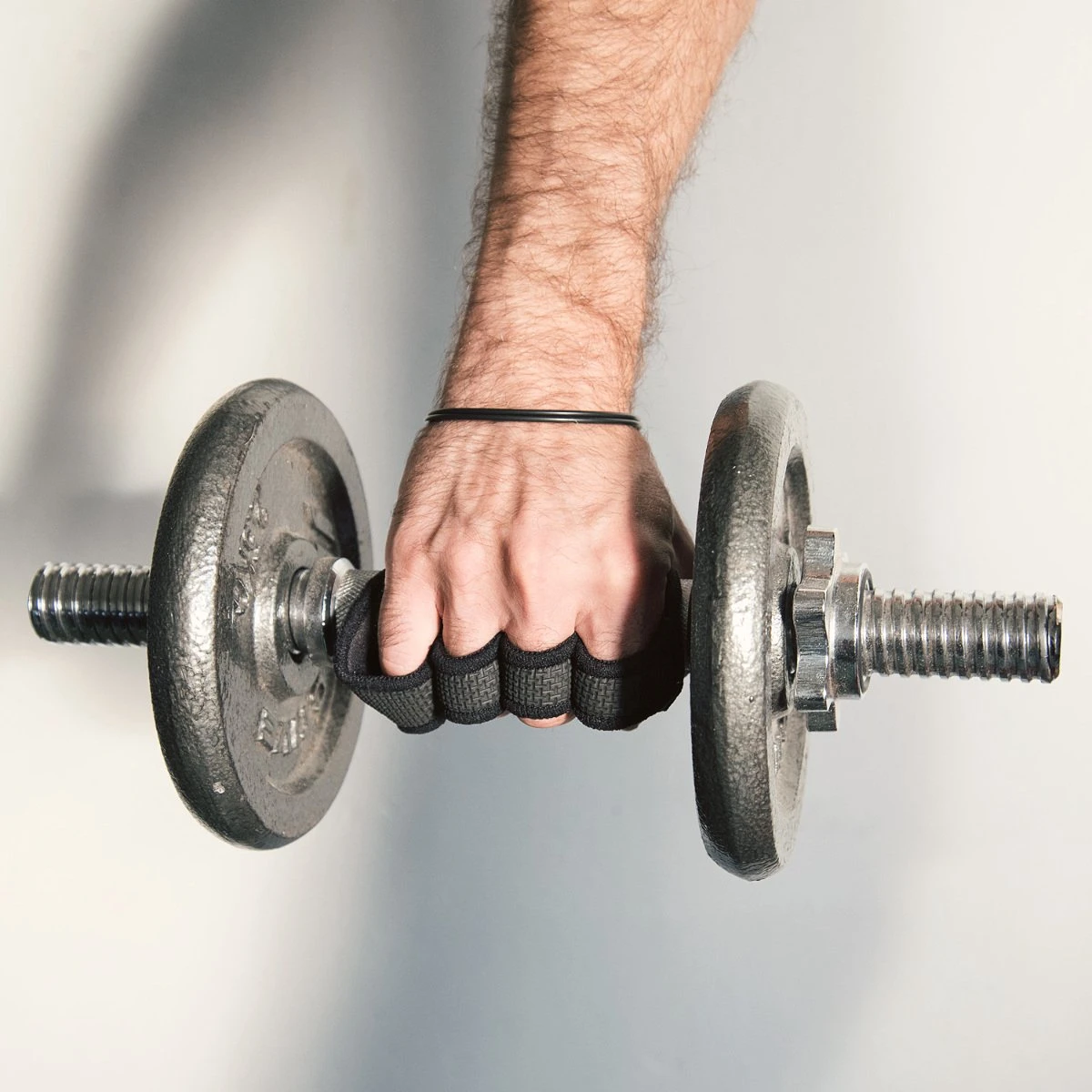 Navaris Universele Fitness Grip Pads - Handschoenen Geschikt Voor Powerlifting, Crossfit, Fitness En Bodybuilding - Geschikt Voor Alle Maten - Zwart 5 Navaris Universele Fitness Grip Pads - Handschoenen Geschikt Voor Powerlifting, Crossfit, Fitness En Bodybuilding - Geschikt Voor Alle Maten - Zwart - Afbeelding 3