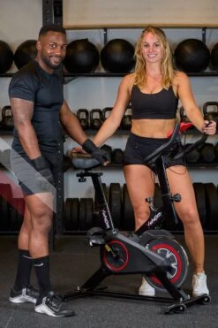 Venom Sports Hometrainer Fiets – Fitness Fiets – Professionele Indoor Cycle Met Lage Instap – Hometrainer Fitness – Hoge Stabiliteit – Spinningfiets – Cardio Bike – LCD Scherm – Verstelbaar – V-belt Aandrijving – Tot 175cm En 150kg – Zwart/Rood -Fit Gear Verkoop 800x1200 2